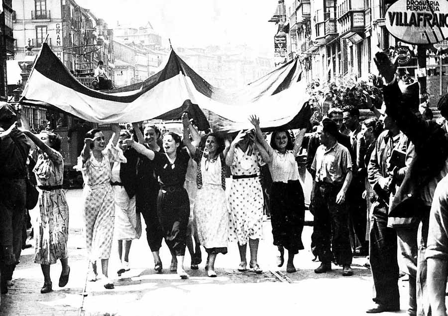 Mujeres santanderinas recibiendo a las tropas de Francoa