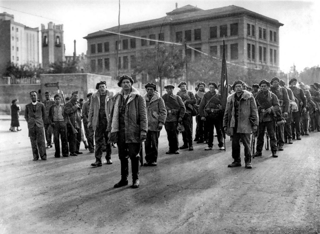batallón edgar andré de la xi brigada internacional formando en moncloa antes de entrar en combate